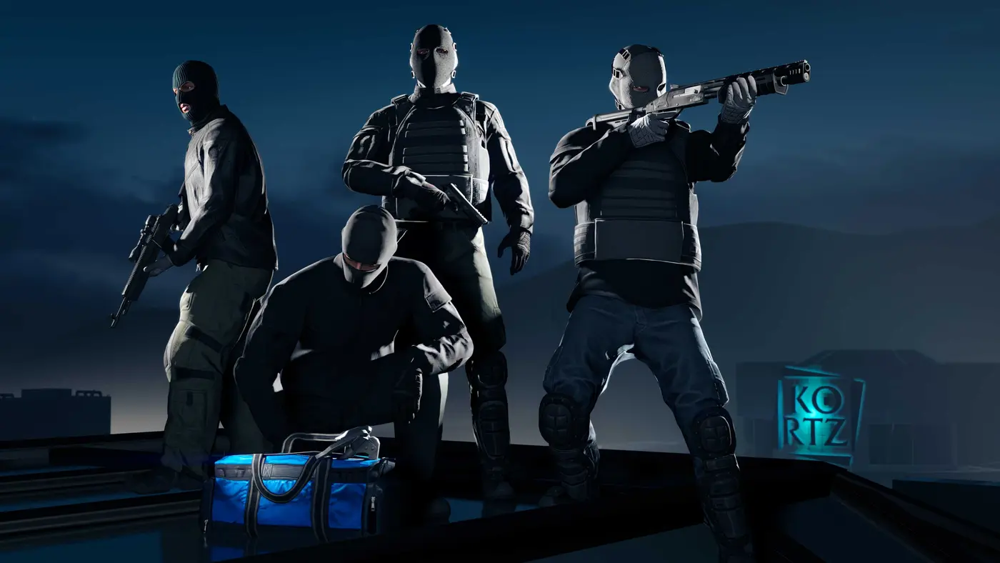 Official GTA Online screenshot: four robbers in balaclavas and bulletproof vests, armed with a shotgun and a submachine gun, posed on a rooftop at dusk in front of the glowing KORTZ sign, a blue duffel bag at their feet
